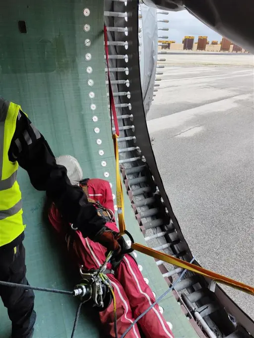 Système complet d'extraction de victime dans une pale d'éolienne Pale d'éolienne