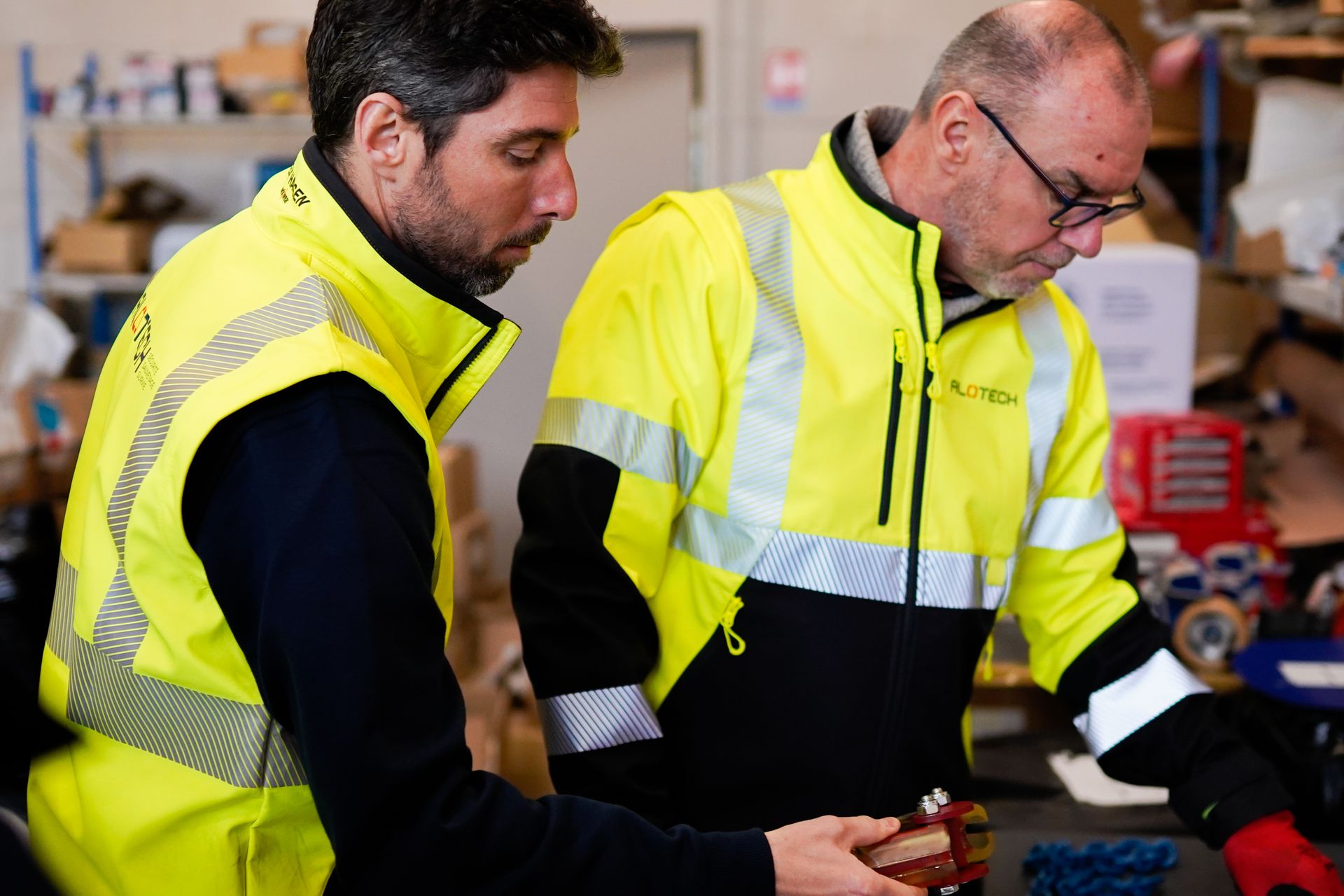 Fabrication et développement chez ALOTECH Deux hommes dans un atelier