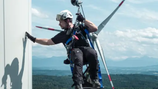 Evacuation d'un technicien par un SHE RESCUE Un homme suspendu à une éolienne