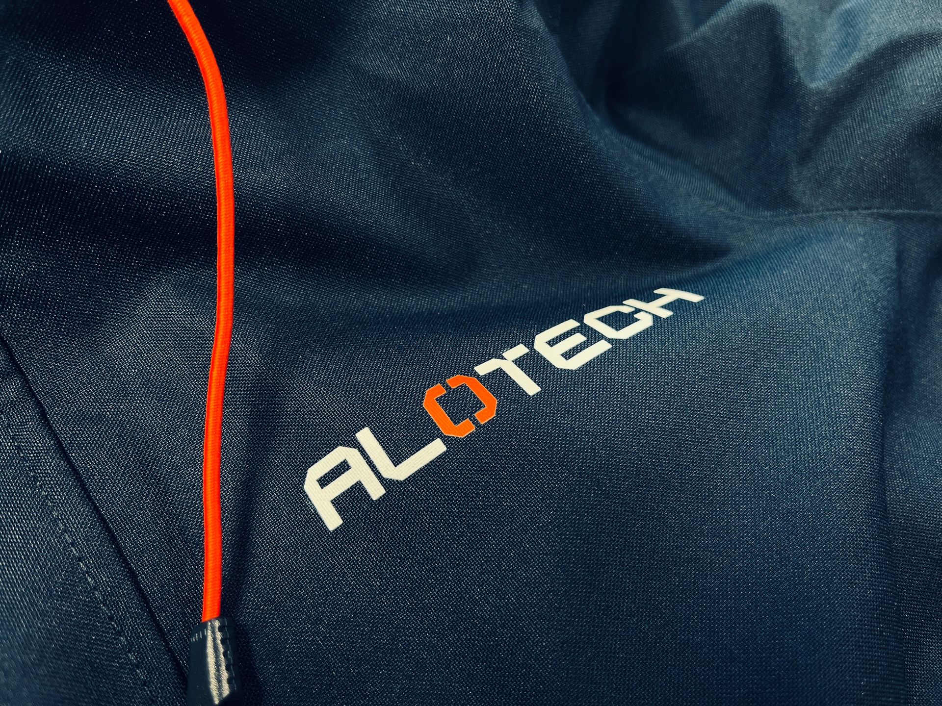 Logo ALOTECH marqué sur une veste Helly Hansen Une marque sur une veste