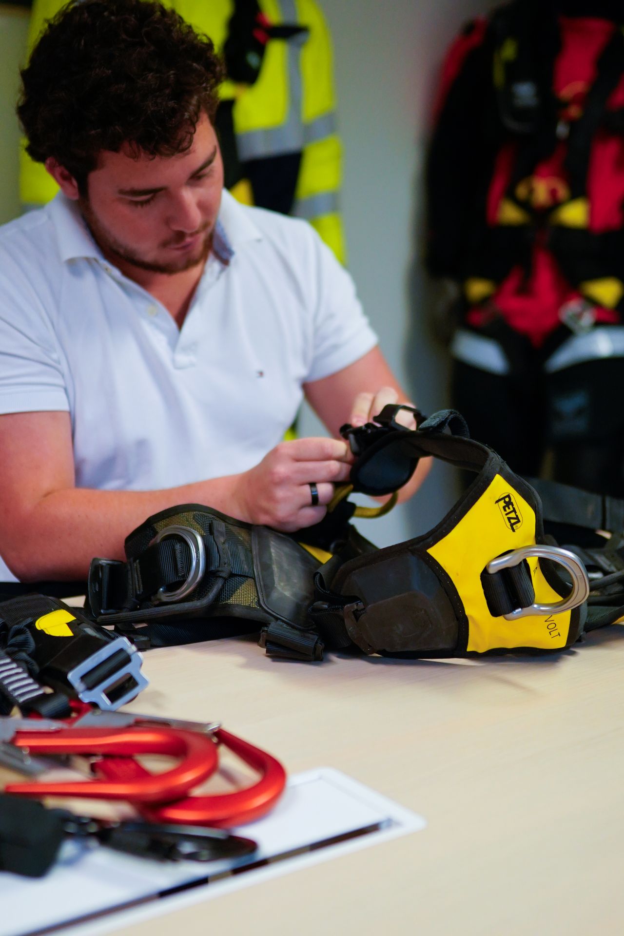 Vérification d'un harnais VOLT WIND Un homme vérifie un harnais