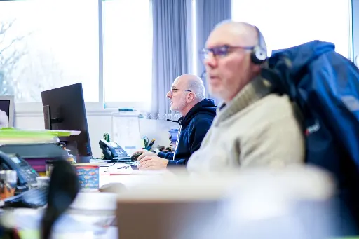 Prescription technique 2 hommes sur un ordinateur