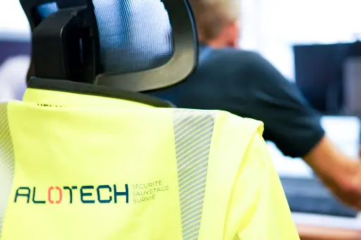 Confiez-nous vos révisions Un homme alotech au bureau