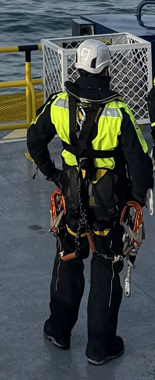 Technicien offshore équipé en combinaison et gilet VIKING Un technicien offshore