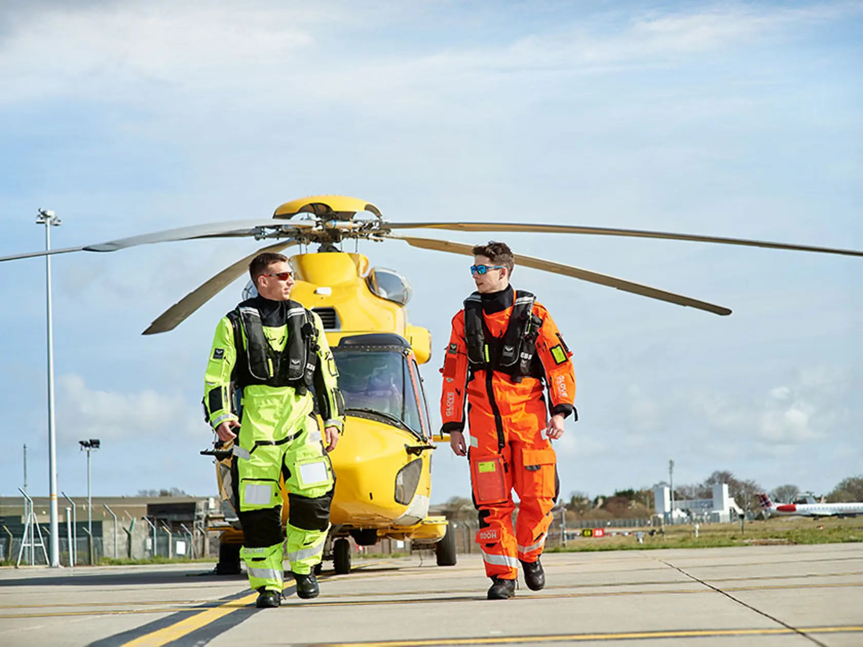 Location d'équipements offshore Deux hommes devant un hélicoptère