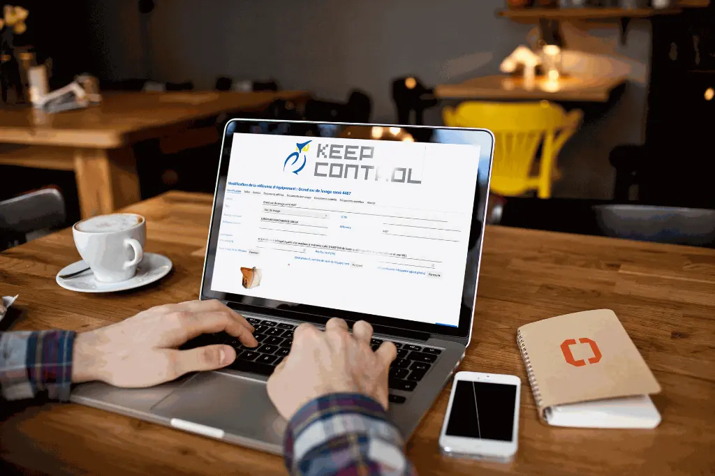 Suivez vos équipements avec KEEP CONTROL Un ordinateur sur une table