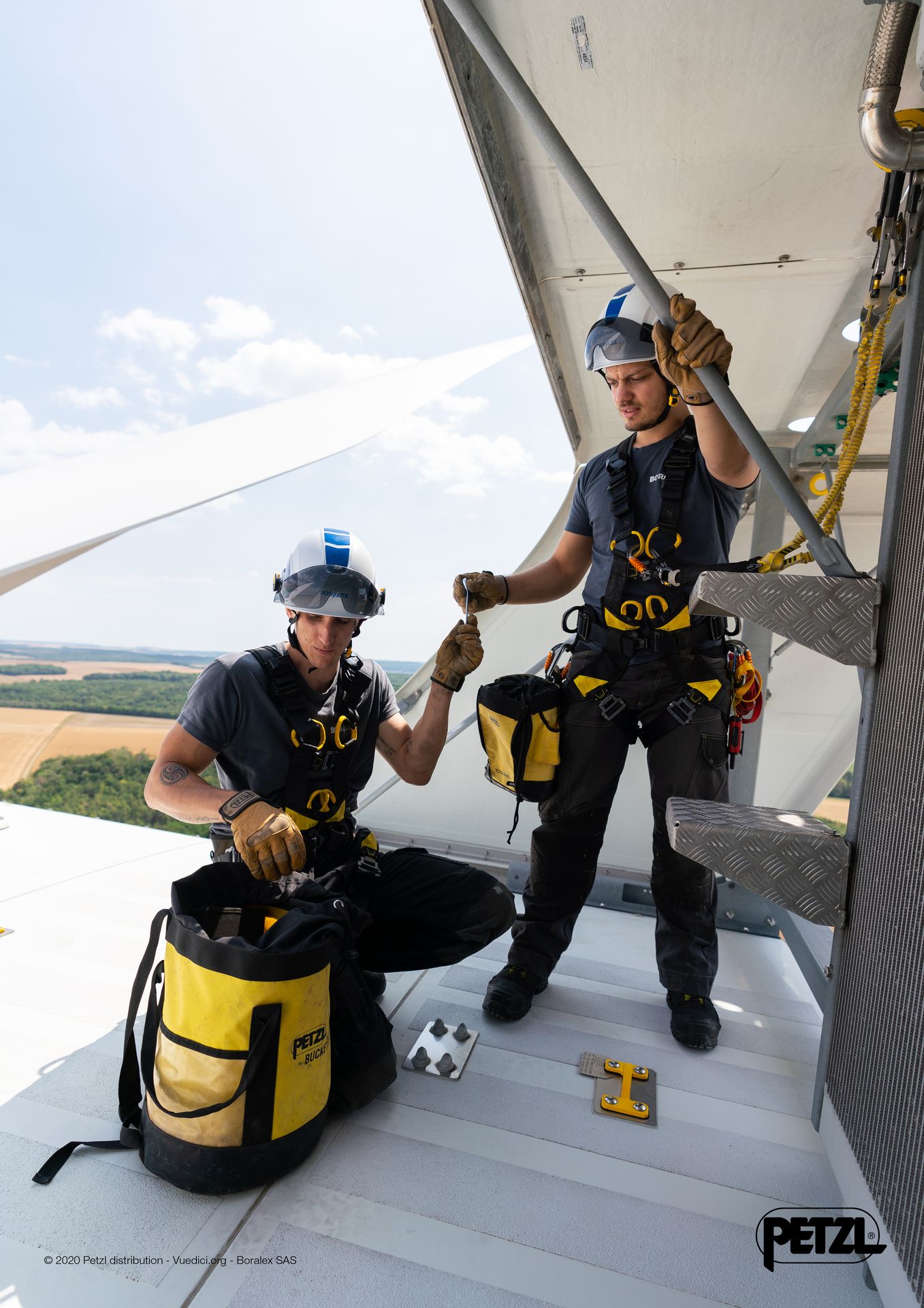 Pour l'offshore, les mêmes équipements de base que pour l'éolien terrestre Deux hommes sur une éolienne