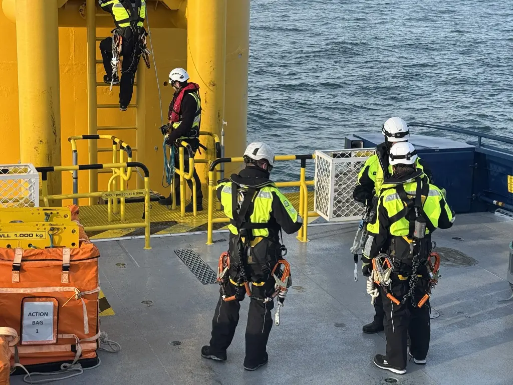 Techniciens offshore en transfert maritime Techniciens offshore