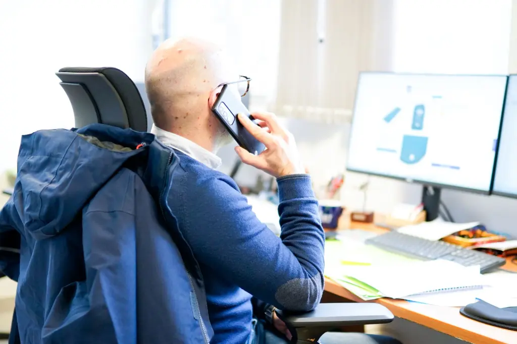A votre écoute ALOTECH Un homme au teléphone ALOTECH