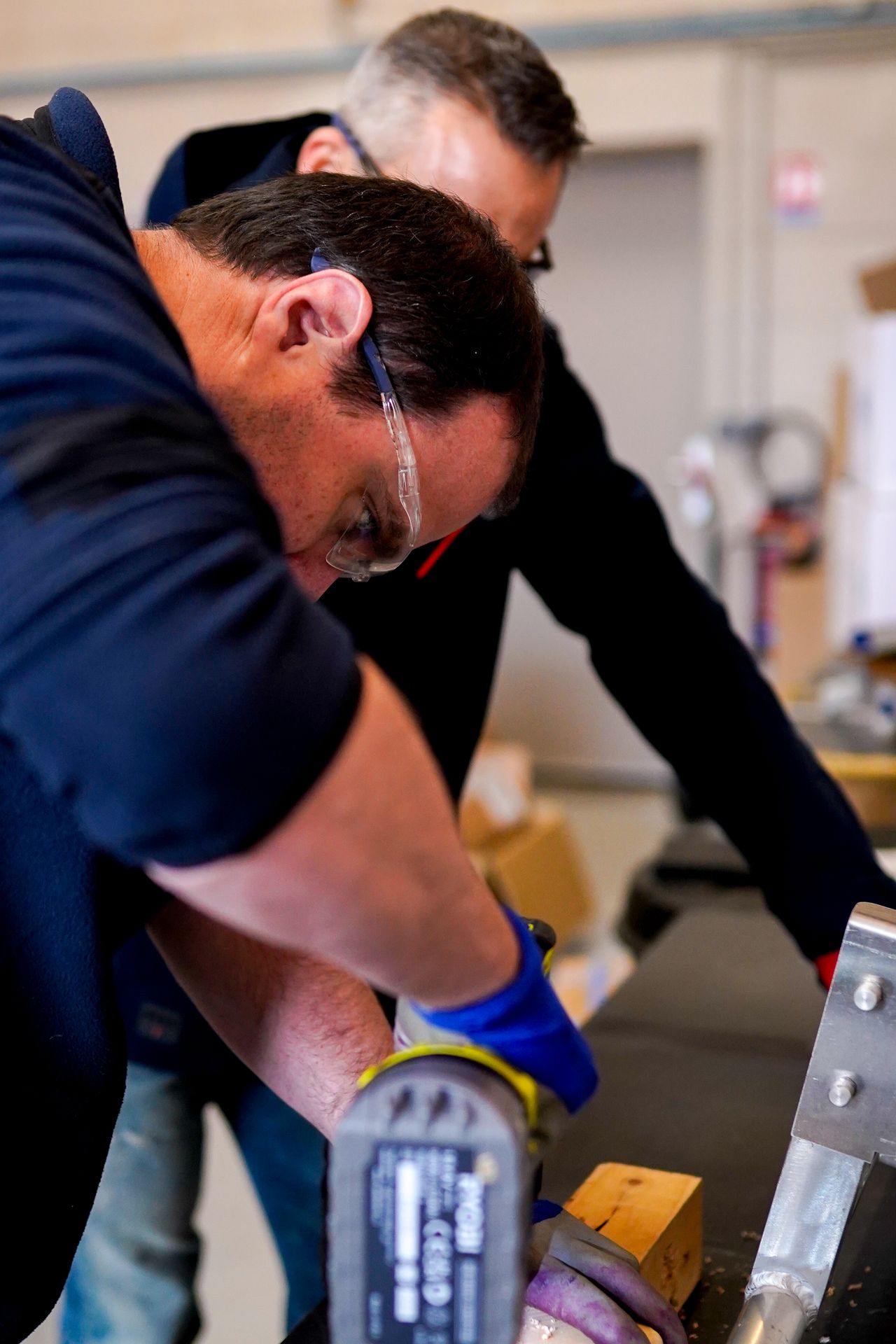 Fabrciation et développement chez ALOTECH Deux hommes travaillent dans un atelier